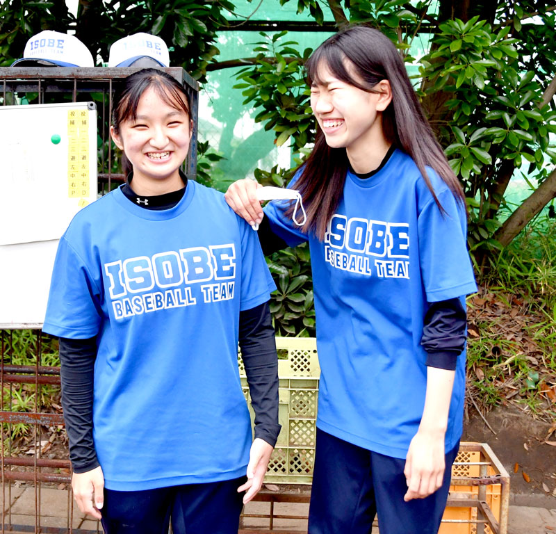 いとこ同士でマネジャーを務める磯辺の斎藤心那さん(左)と斎藤真衣さん=千葉市美浜区