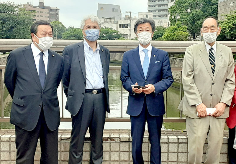 参院選の公示日に、県庁前で行われた臼井正一氏の街頭演説を見守った(右から)父で元法相の日出男氏、石井氏、富田氏、浜田氏=6月22日