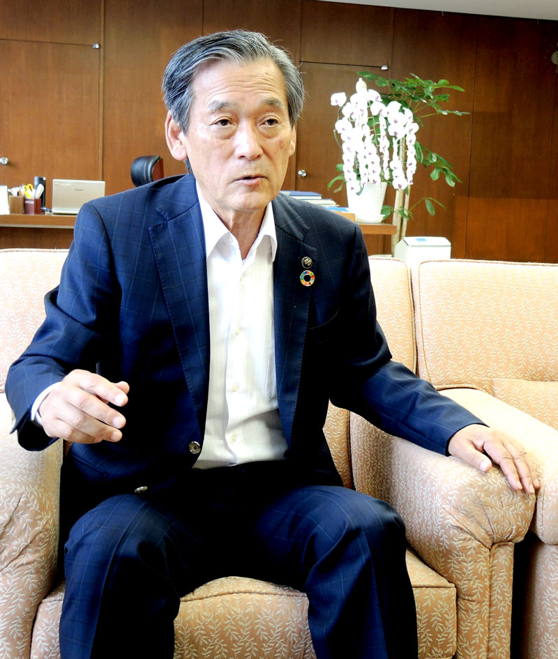 インタビューに答える本郷谷健次市長=松戸市役所