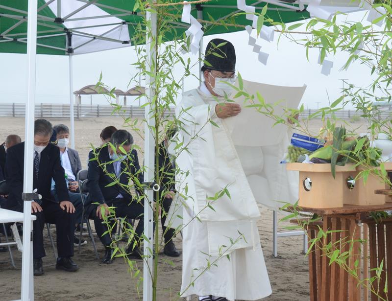 安全祈願祭で無事故を祈る町関係者ら＝１６日、横芝光町