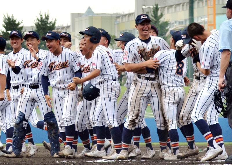 千葉敬愛―市柏　サヨナラ勝ちし喜ぶ千葉敬愛ナイン＝県総合ＳＣ