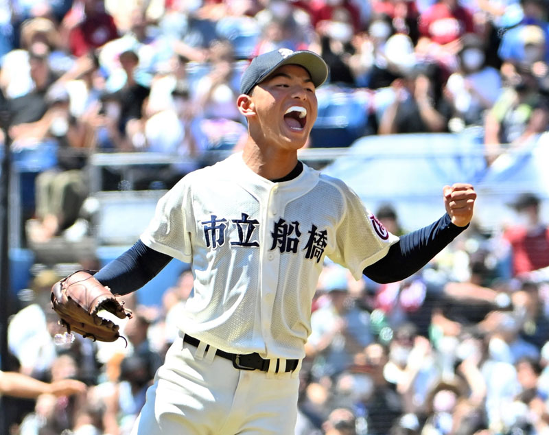 拓大紅陵―市船橋 決勝進出を決めガッツポーズする市船橋・森本哲星=ZOZOマリン