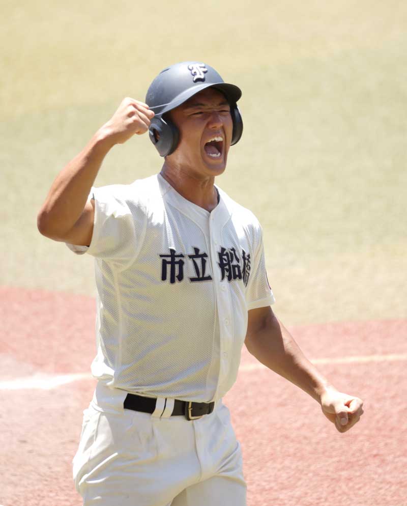 市船橋─木更津総合 4回表市船橋2死二塁、谷藤の適時打で生還し喜ぶ二走片野=ZOZOマリン