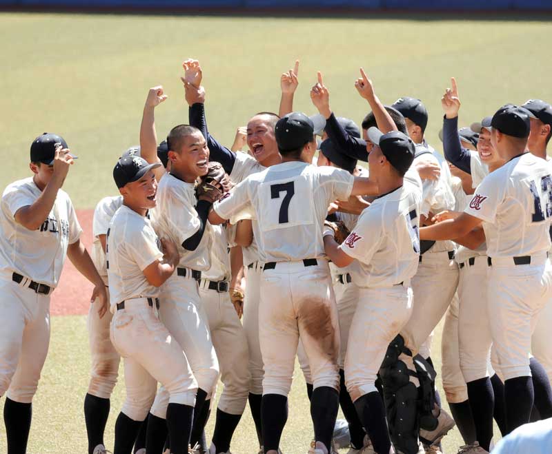 第104回全国高校野球選手権千葉大会で15年ぶり6度目の優勝を果たし喜ぶ市船橋ナイン=27日、千葉市美浜区のZOZOマリンスタジアム