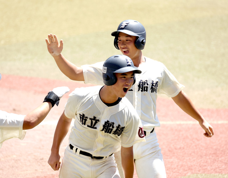 ８回表市船橋２死一、二塁、森本哲星の２点二塁打で生還し喜ぶ谷藤（手前）と篠崎