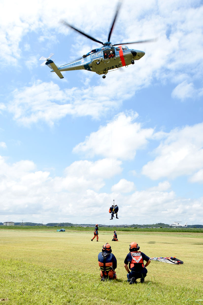 ホイスト救助訓練を行う県警航空隊員ら＝茨城県龍ケ崎市の龍ケ崎飛行場