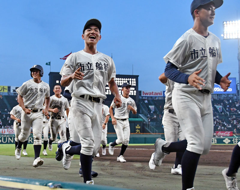 興南―市船橋　６―５でサヨナラ勝ちし喜ぶ市船橋ナイン＝８日、甲子園