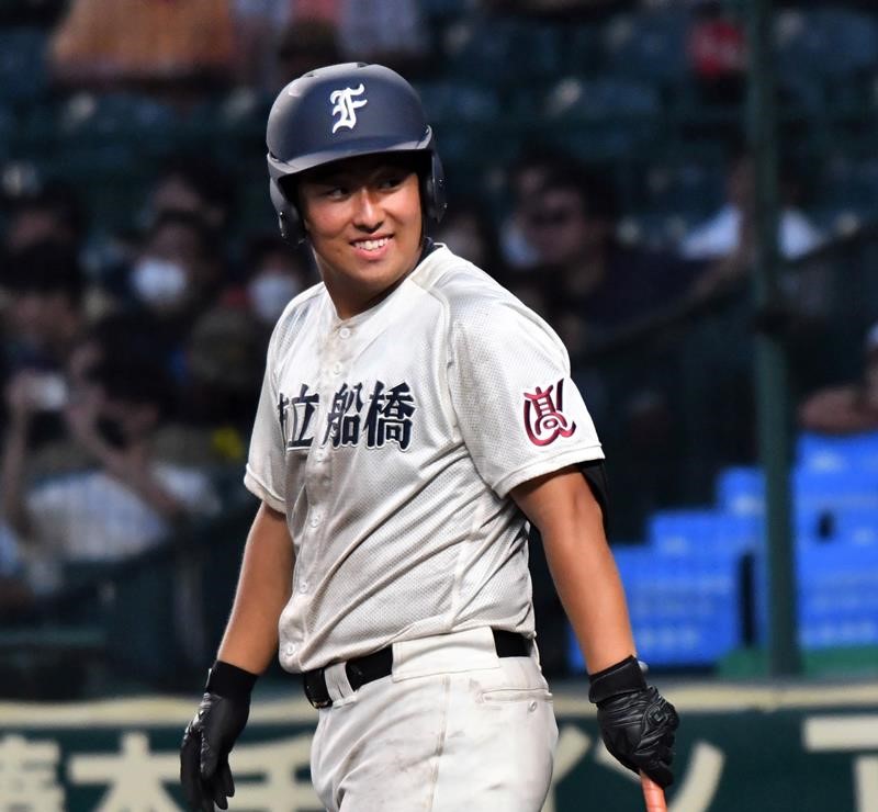 興南との1回戦で代打出場し笑顔を見せる市船橋の黒川=8日、甲子園