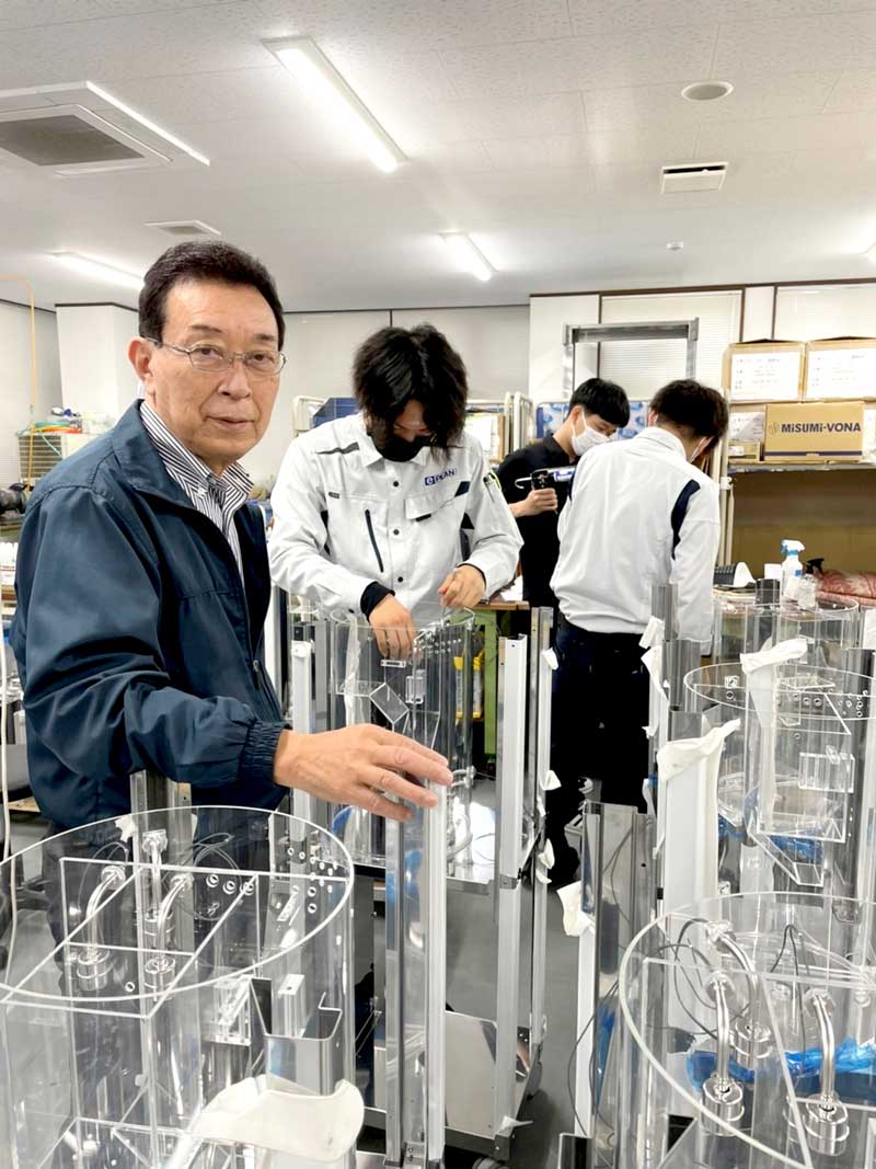 社員による新型機の開発風景