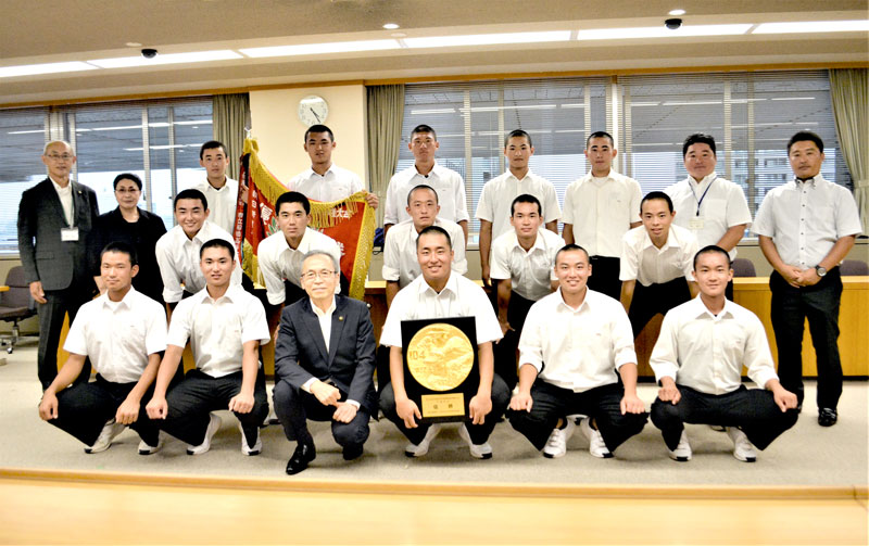 夏の甲子園での奮闘を市長らに報告した市船橋高野球部の３年生メンバー＝２５日、船橋市役所