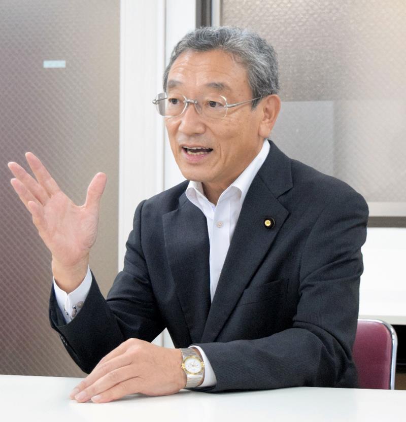 千葉日報社のインタビューに答える長浜参院副議長=千葉市中央区の立憲民主党県連事務所