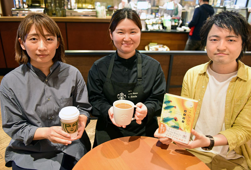 カスタマイズコーヒーを紹介する本田友香さん(中央)と清水晴木さん(右)=千葉市美浜区