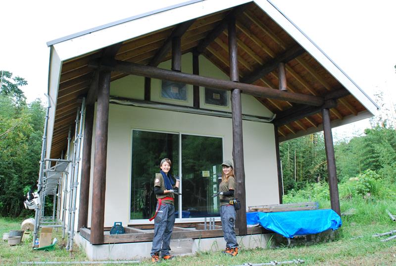 外壁が完成した家をお披露目する増田さん(左)と海老原さん=長柄町