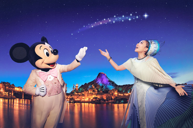 ＭＩＳＩＡさん（右）と東京ディズニーシーがコラボレーションしたイメージ（（ｃ）Ｄｉｓｎｅｙ）