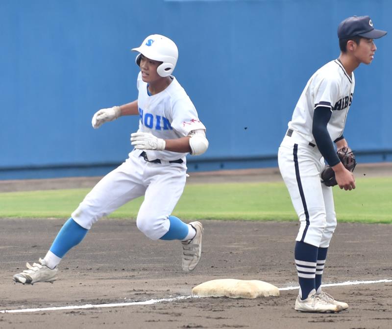 八千代松陰―千葉商　２回表八千代松陰２死二塁、先制の中越え三塁打を放った一宮＝県総合ＳＣ
