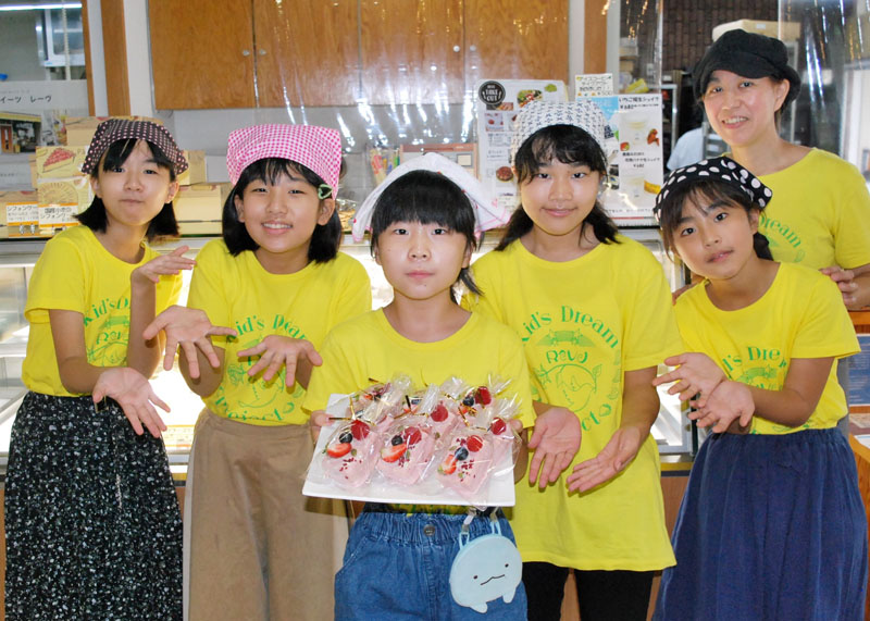 小学4~6年生女児5人が開発したオリジナルスイーツの販売が、茂原市八千代の洋菓子店「創作スイーツレーヴ」で始まった