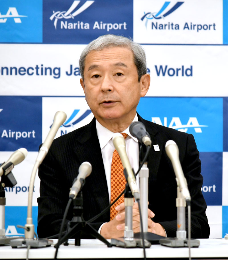 定例記者会見を行うＮＡＡの田村社長＝２９日、成田市