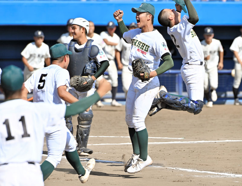 延長戦を制して喜ぶ専大松戸ナイン=県総合SC