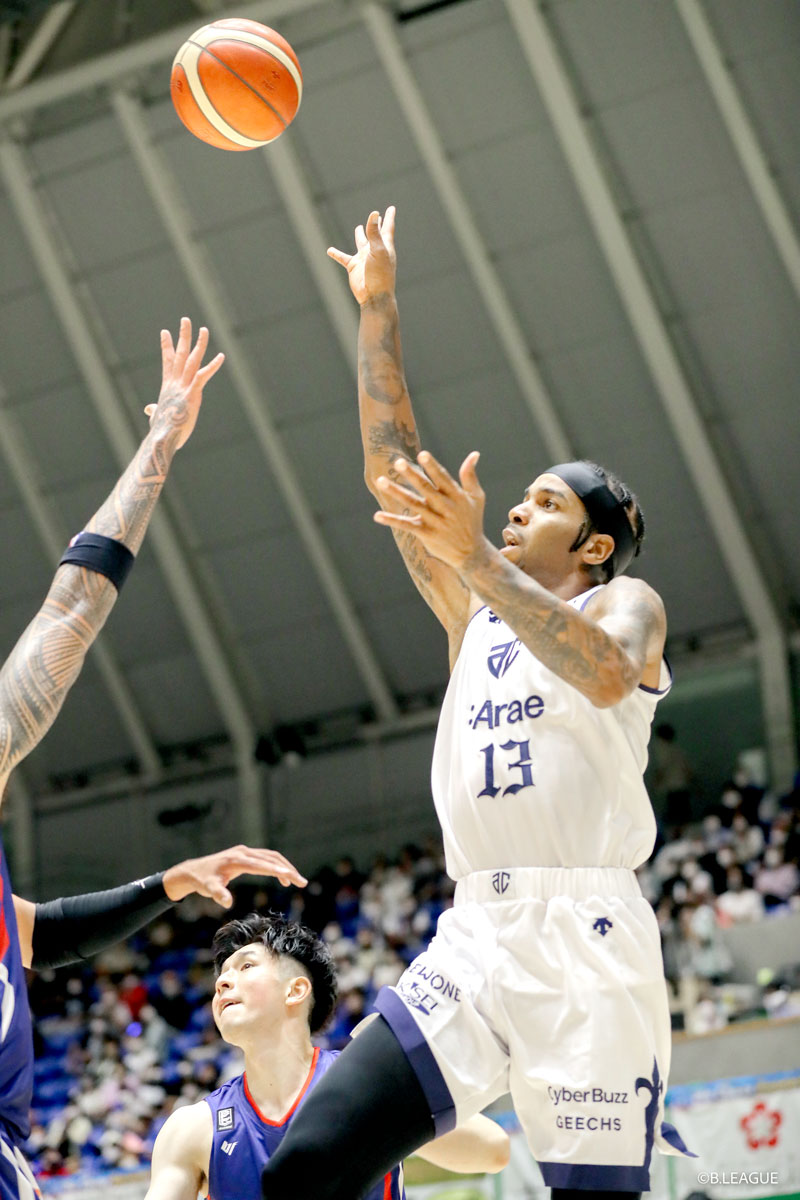 青森戦でシュートを放つＡ千葉・ライオンズ＝マエダアリーナ（Ｂリーグ提供）