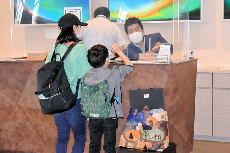 東京ベイ東急ホテルで受け付けする宿泊客=11日、浦安市