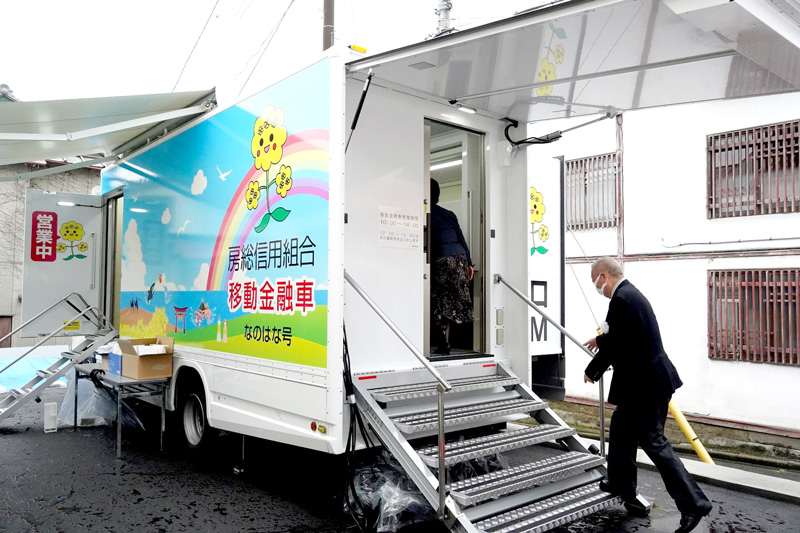 運行が始まった房総信用組合の移動金融車＝１８日、勝浦市