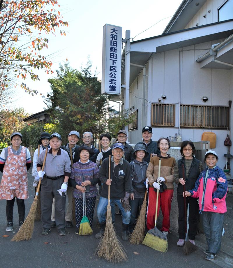 地区住民活動の拠点「大和田新田下区公会堂」に集う「十日会」のメンバー。大和田新田を「大新」と略す呼び方もあるそうだ=11月10日朝、八千代市