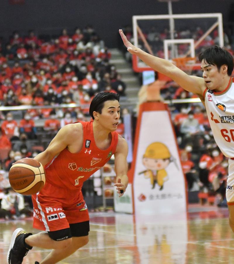 千葉Ｊ―名古屋Ｄ　第１クオーター、攻め込む千葉Ｊの富樫＝船橋アリーナ