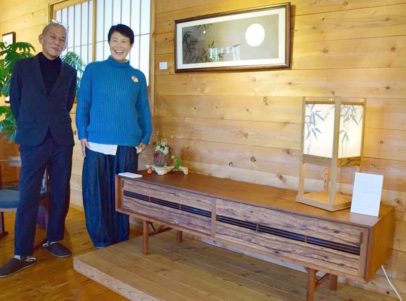展示即売会を開いた大谷悦子さん(右)と河村英之さん=9日、長南町