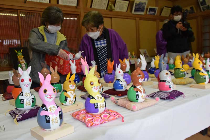 形状や表情の違いが楽しい手作り作品＝１７日、匝瑳市