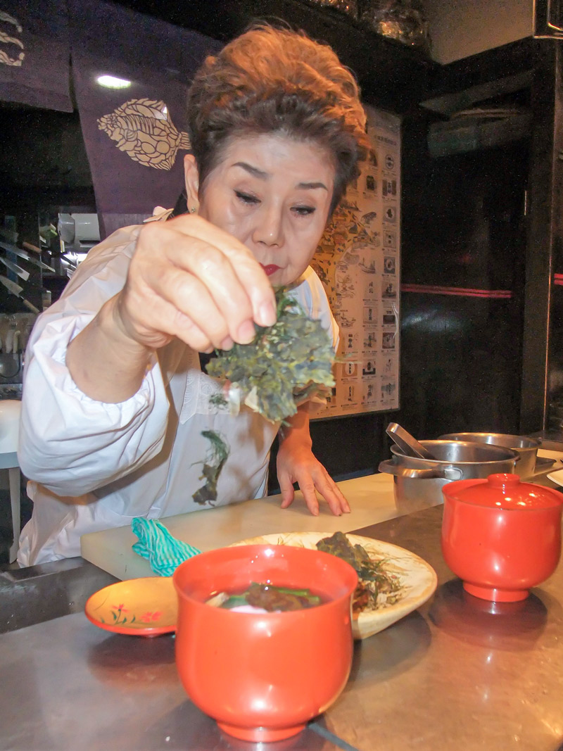 雑煮にハバノリを入れる石橋さん=千葉市中央区