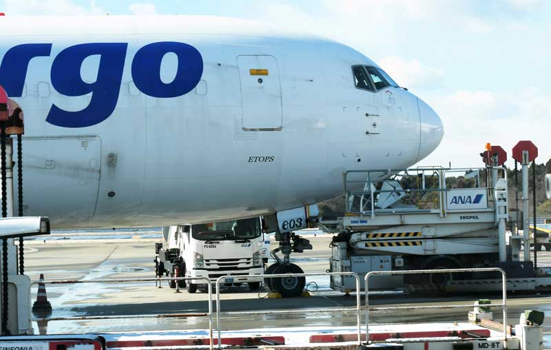 成田空港の地上機材に接触した貨物専用機＝２５日