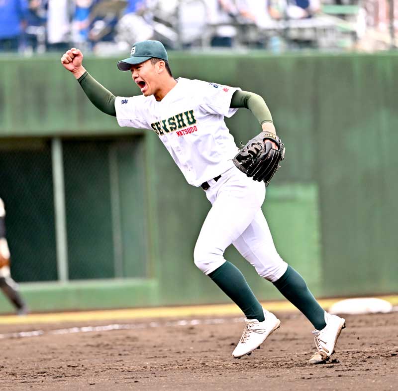 専大松戸―作新学院 勝利の瞬間、ガッツポーズを見せる専大松戸の平野=昨年10月25日、大宮公園