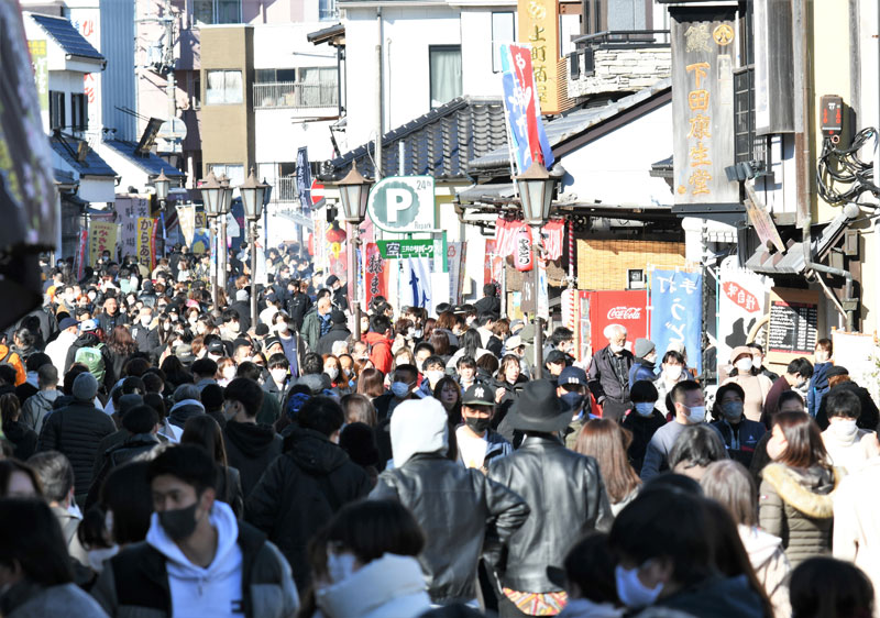 成田山新勝寺の参道は境内から離れた位置でも初詣客であふれた=1日午後、成田市
