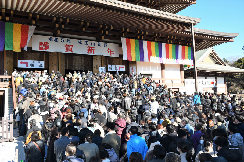 大本堂に向かう大勢の初詣客でにぎわう成田山新勝寺=1日午前、成田市
