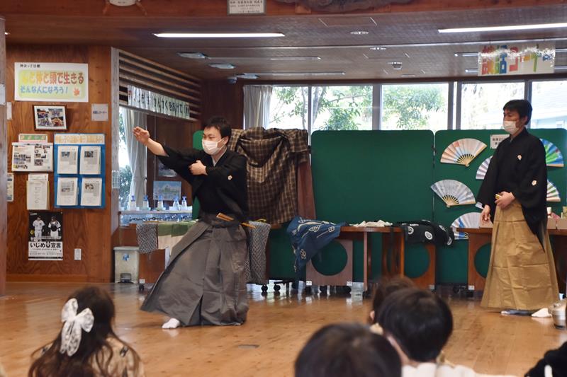 狂言の型(かた)を披露する山本凜太郎さん(左)=館山市の神余小