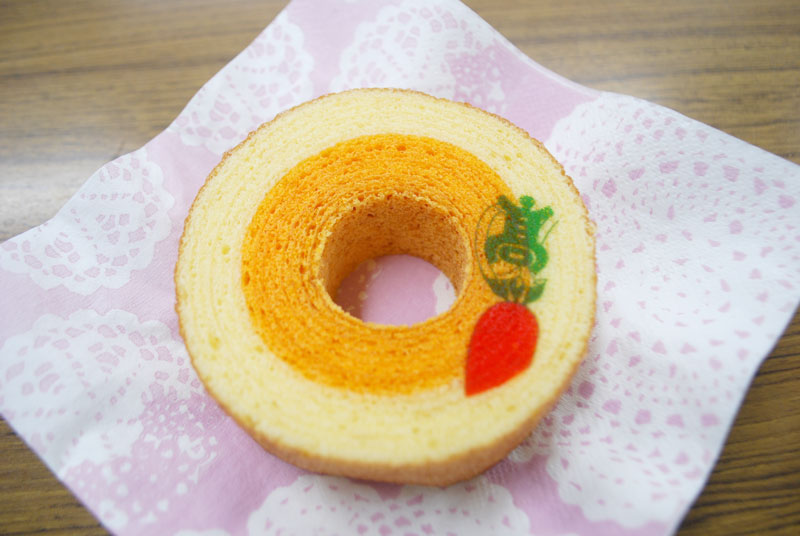 「船橋にんじん」を練り込んだ中央部分の色や、葉をイメージした市船校章で、見た目もニンジン素材感がたっぷり