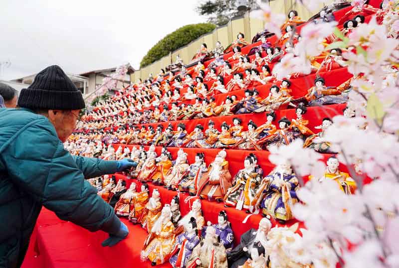 覚翁寺山門前に並べられたひな人形＝２４日、勝浦市