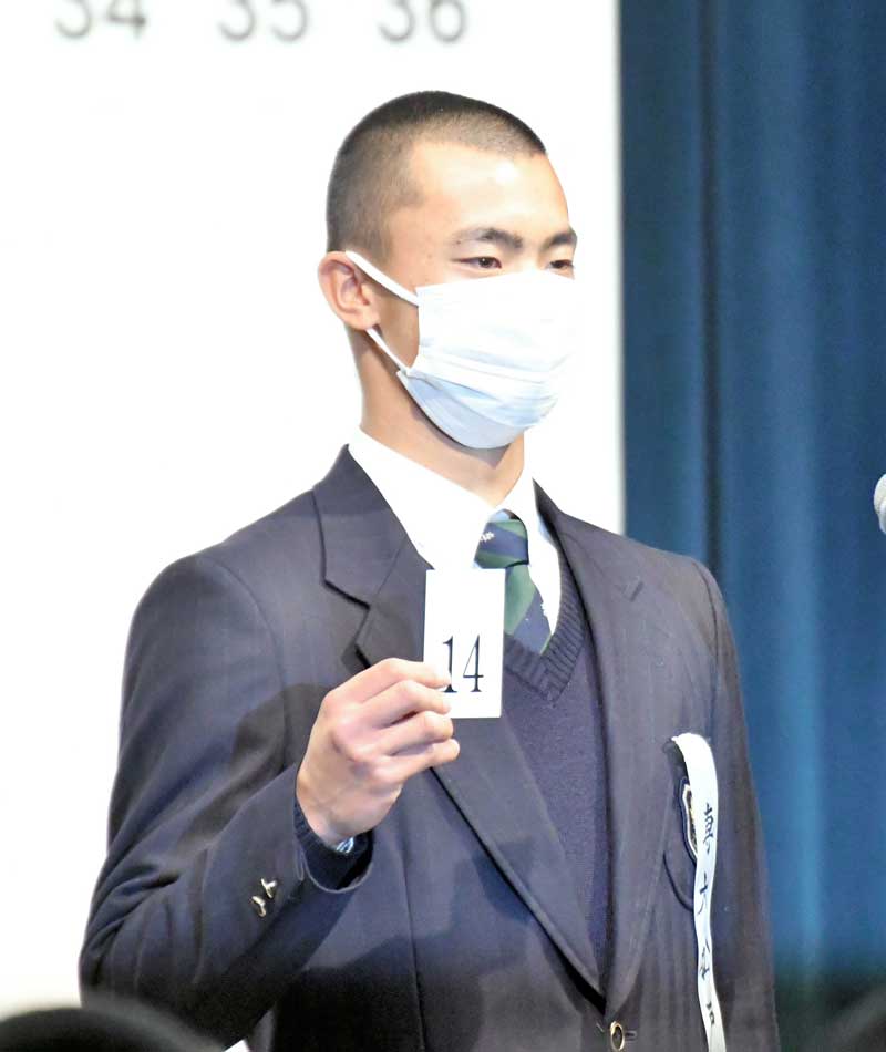 抽選会で引いた「14」の番号札を読み上げる専大松戸の大森主将=大阪市内