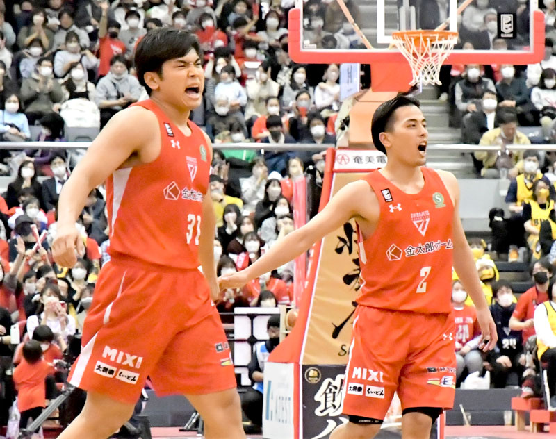 宇都宮戦の第4クオーターでシュートを決め、雄たけびを上げる千葉Jの原(左)と富樫=8日、船橋アリーナ