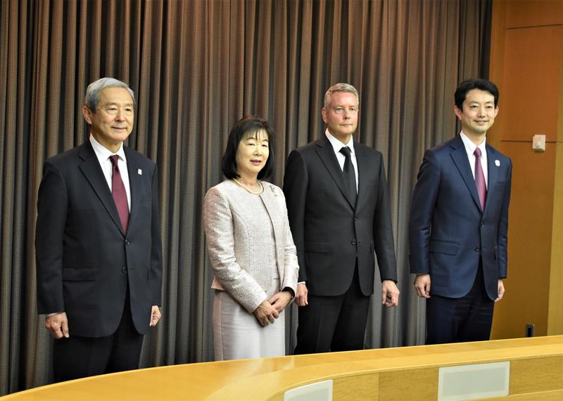 成田空港隣接地での航空物流拠点開発プロジェクトで協力する（左から）ＮＡＡの田村社長、平山多古町長、グッドマングループのグッドマンＣＥＯ、熊谷知事＝１６日、県庁