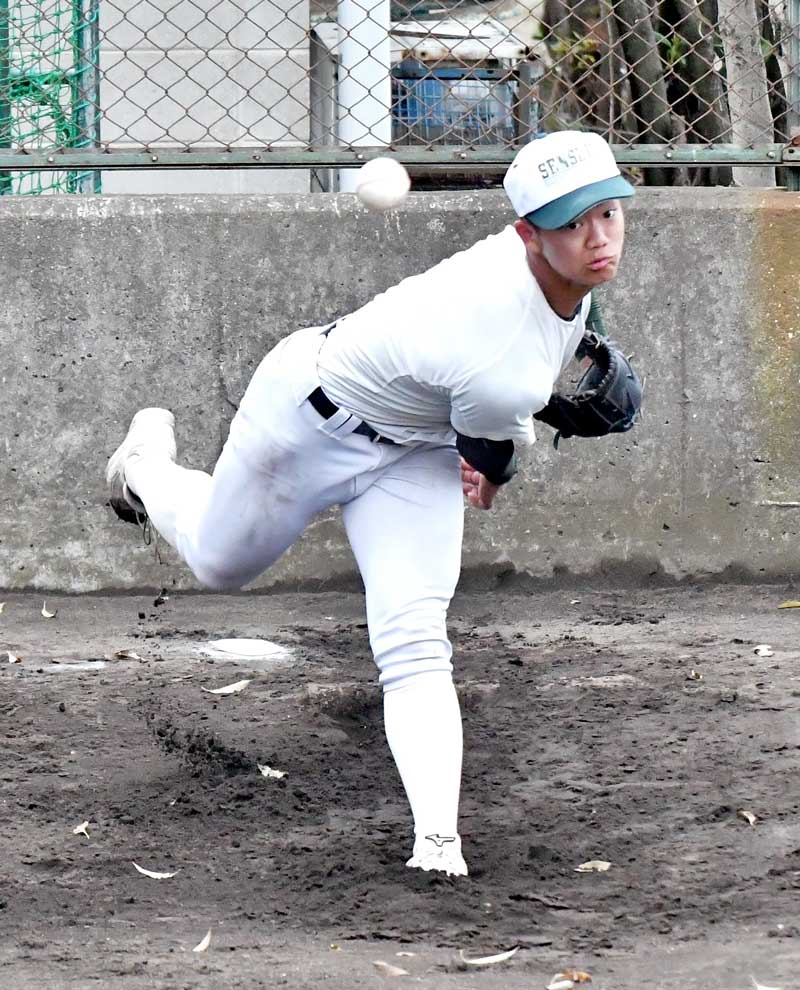 常葉大菊川との初戦に向けて投球練習する専大松戸の平野＝兵庫県西宮市