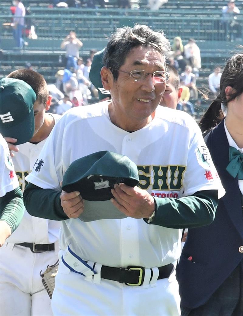 初戦の2回戦を勝利し、笑顔の専大松戸・持丸修一監督=22日、甲子園