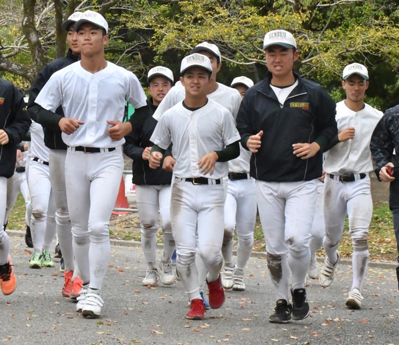 高知戦に向けて調整する平野（左）ら専大松戸の選手たち＝２５日、兵庫県伊丹市