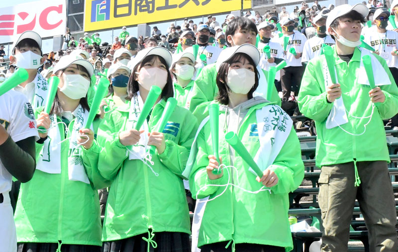 選手を後押しした専大松戸の応援団＝２９日、兵庫県西宮市の阪神甲子園球場