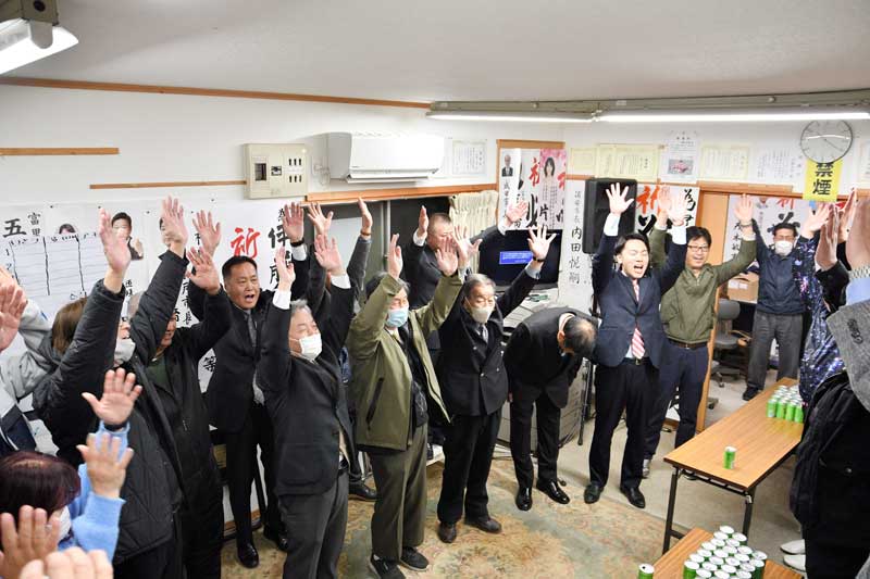 当選が決まり万歳する伊藤氏の支援者ら=9日午後10時20分ごろ、香取市の事務所