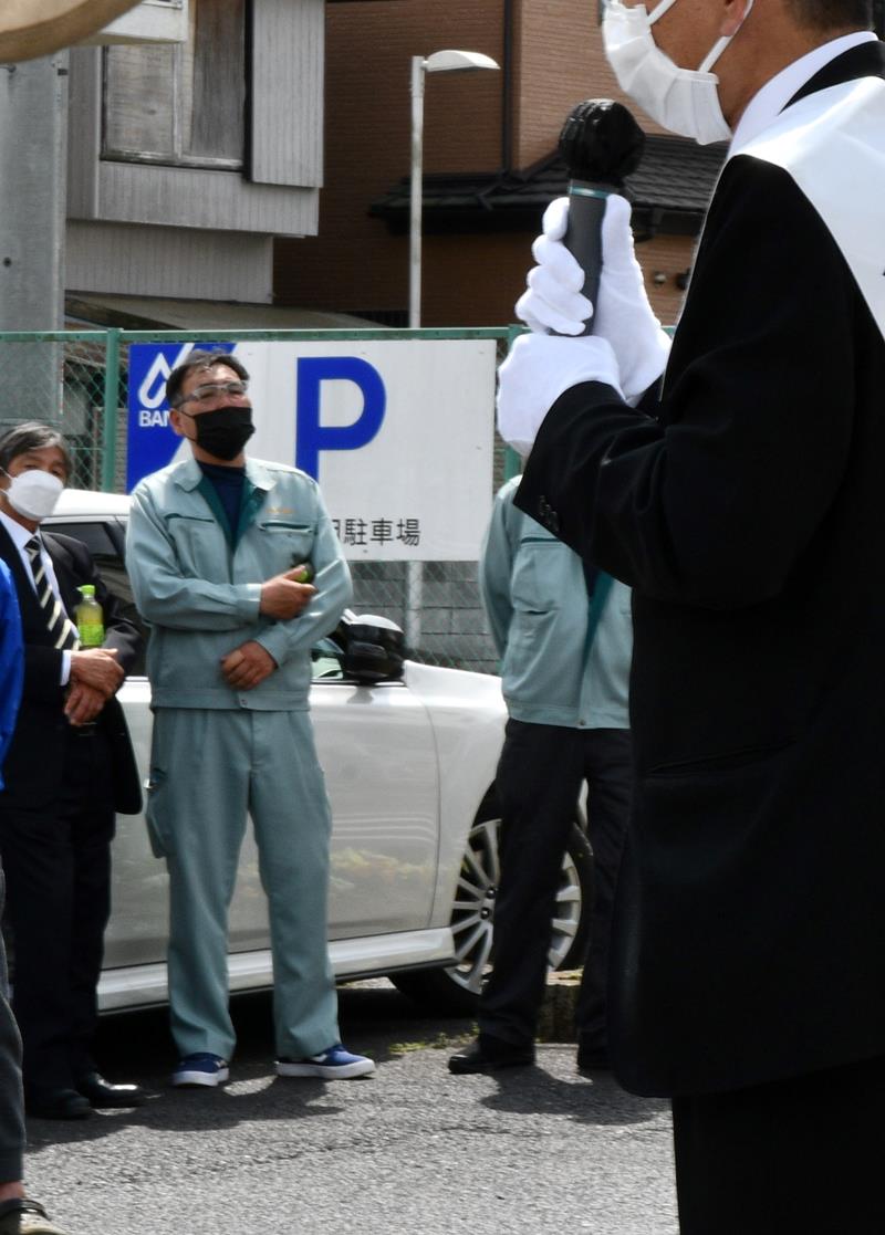 支援者らに決意表明する候補者＝香取市