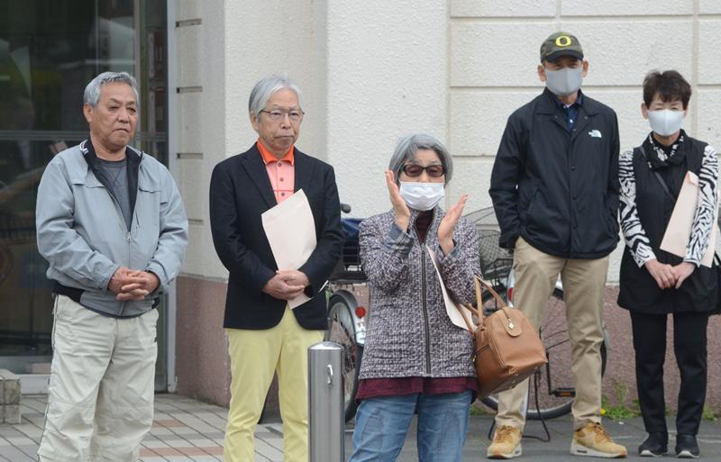 県議選告示日に演説を聞く有権者＝東金市