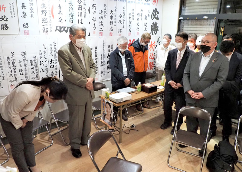 敗戦の弁を述べ、深々と頭を下げる平田氏（左）＝９日午後１０時４５分ごろ、君津市