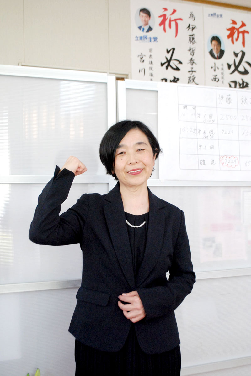 １人区の白井市選挙区で自民現職を破り初当選。一夜明けて意気込みを新たにする立憲民主新人の伊藤氏＝１０日、同市