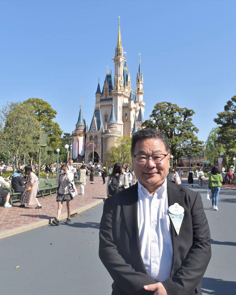 東京ディズニーランド開業時から４０年勤務しているオペレーションマネジャーの地曵さん＝１０日、浦安市